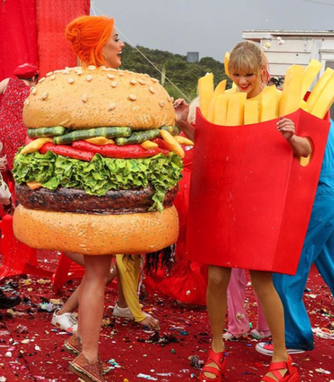 當天，Katy Perry化身巨型漢堡包，而主人公Taylor Swift則穿上薯條造型站在旁邊，甜甜