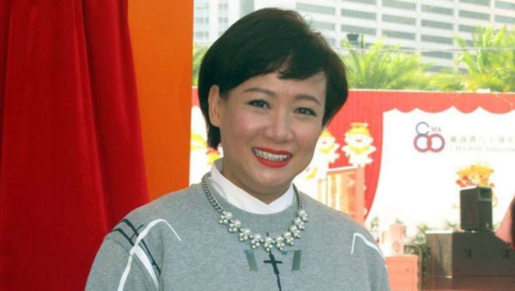 娥姐在年輕時,更加與吳啟華及陶大宇傳出過緋聞,不過在後期,她便開始 娥姐在年輕時,更加與吳啟華及陶大宇傳出過緋聞,不過在後期,她便開始