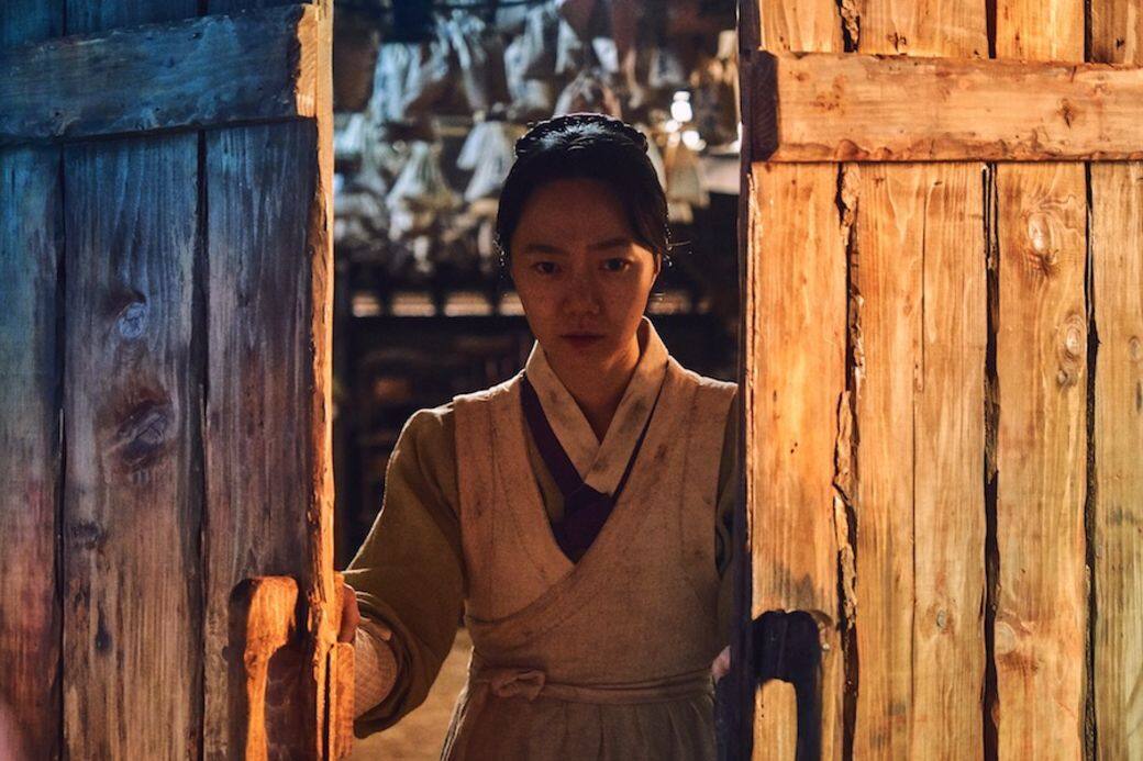「皇太子」朱智勛獨自探訪民間的途中,遇見一位「善良民女」裴斗娜。兩人好幾 「皇太子」朱智勛獨自探訪民間的途中,遇見一位「善良民女」裴斗娜。兩人好幾