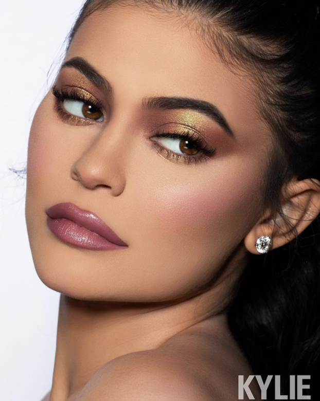 Kylie Jenner憑著自己龐大人數的社交網絡戶口,更將化妝品消費生態改變。與快 Kylie Jenner憑著自己龐大人數的社交網絡戶口,更將化妝品消費生態改變。與快