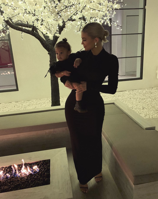 當Stromi只有7個多月大的時候，Kylie Jenner已經送女兒第一份禮物，她在IG上貼出