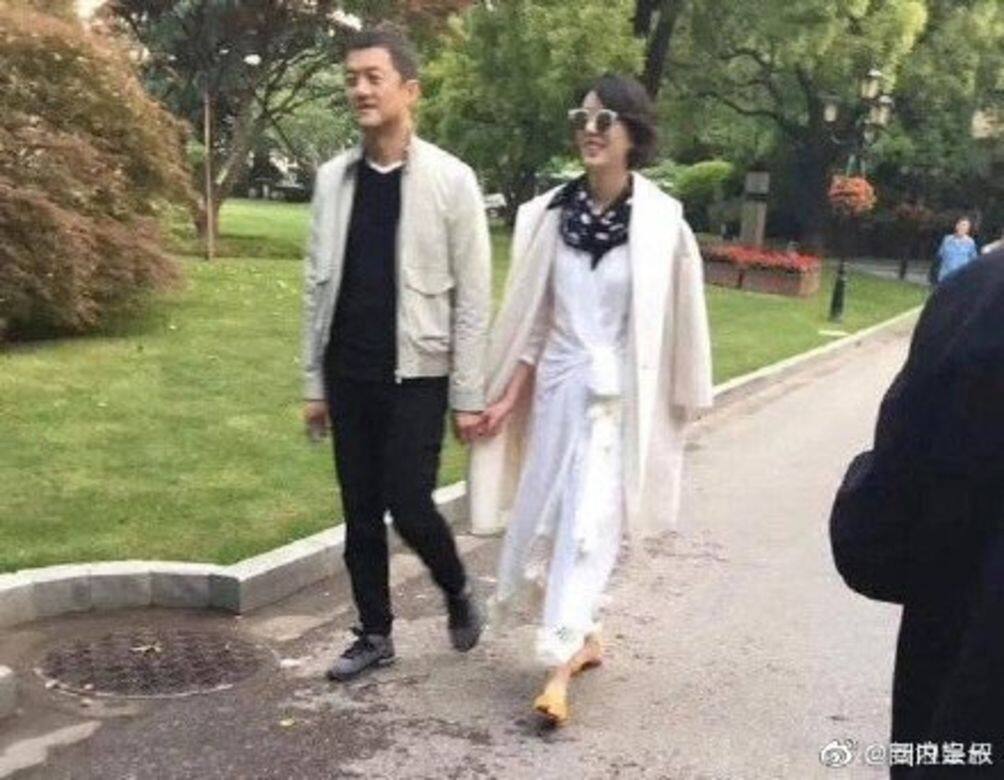 在本月初，網上流傳了一張李亞鵬的照片，照片上他與一名女子笑容滿面