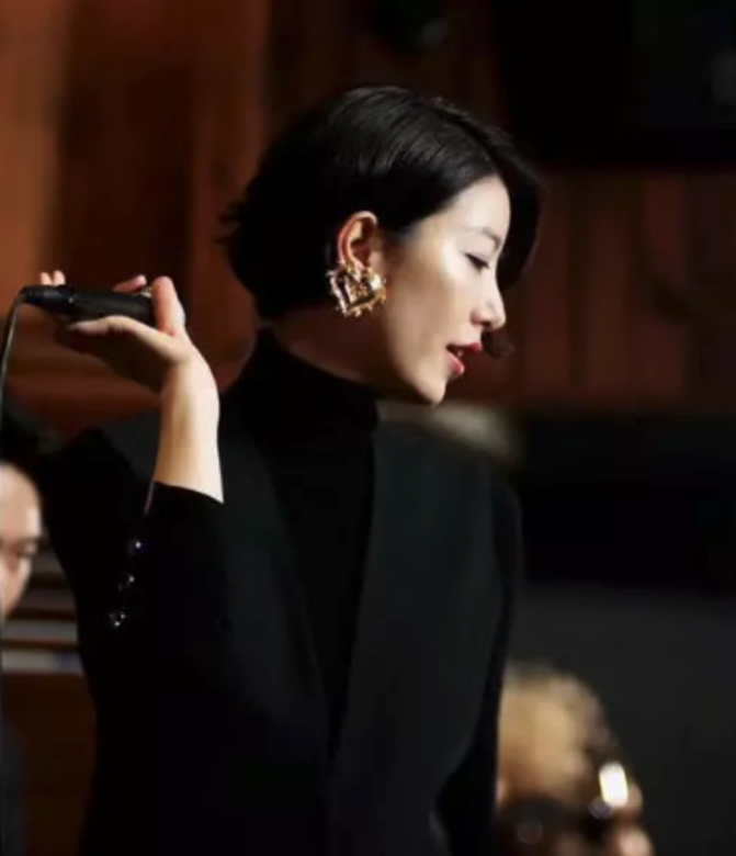 在照出推出的最初,這位女子身份未明,不過仍被冠以「王菲2.0」的稱號,因 在照出推出的最初,這位女子身份未明,不過仍被冠以「王菲2.0」的稱號,因