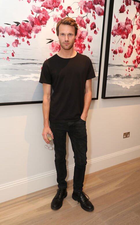先講Hugh Skinner,他在倫敦出生,但四歲舉家移民澳洲,後來回到英國在倫敦音樂 先講Hugh Skinner,他在倫敦出生,但四歲舉家移民澳洲,後來回到英國在倫敦音樂