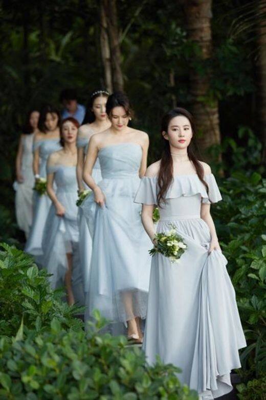 劉亦菲為大學室友兼閨蜜周揚做伴娘 劉亦菲為大學室友兼閨蜜周揚做伴娘