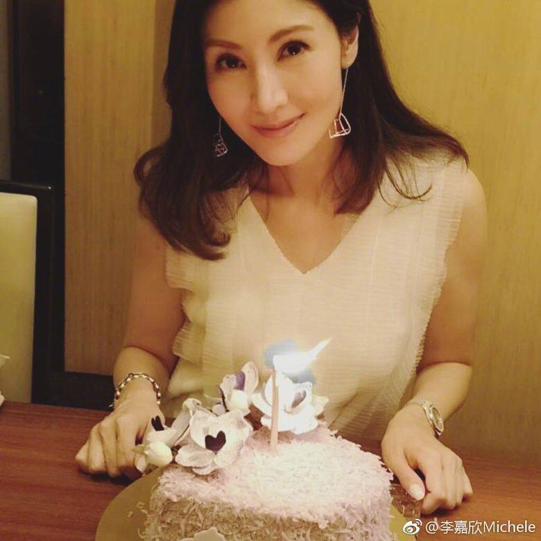 在參選前,李嘉欣的男友是倪震,在當選之後,因為顏值超高,令城中不少富 在參選前,李嘉欣的男友是倪震,在當選之後,因為顏值超高,令城中不少富