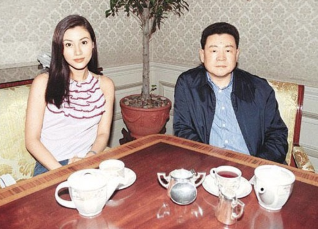 不過劉鑾雄本身已是有婦之夫,認識李嘉欣後,劉鑾雄還未離婚便與李嘉 不過劉鑾雄本身已是有婦之夫,認識李嘉欣後,劉鑾雄還未離婚便與李嘉