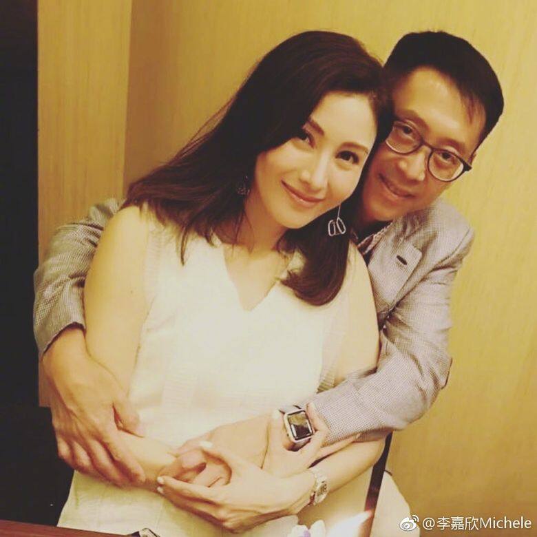 在與李嘉欣結婚之前,許晉亨也與不少明星交往過,在80年代許晉亨與劉 在與李嘉欣結婚之前,許晉亨也與不少明星交往過,在80年代許晉亨與劉