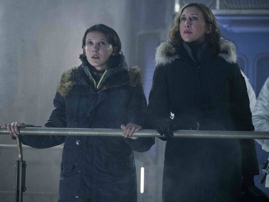 飾演Millie Bobby Brown的母親,就是奧斯卡提名女星Vera Farmiga,亦即是《詭屋驚凶實錄》電影 飾演Millie Bobby Brown的母親,就是奧斯卡提名女星Vera Farmiga,亦即是《詭屋驚凶實錄》電影