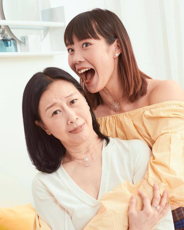 雖然她曾經形容媽媽是「虎媽」,但歐鎧淳亦坦言媽媽的教導方式,令她不斷 雖然她曾經形容媽媽是「虎媽」,但歐鎧淳亦坦言媽媽的教導方式,令她不斷