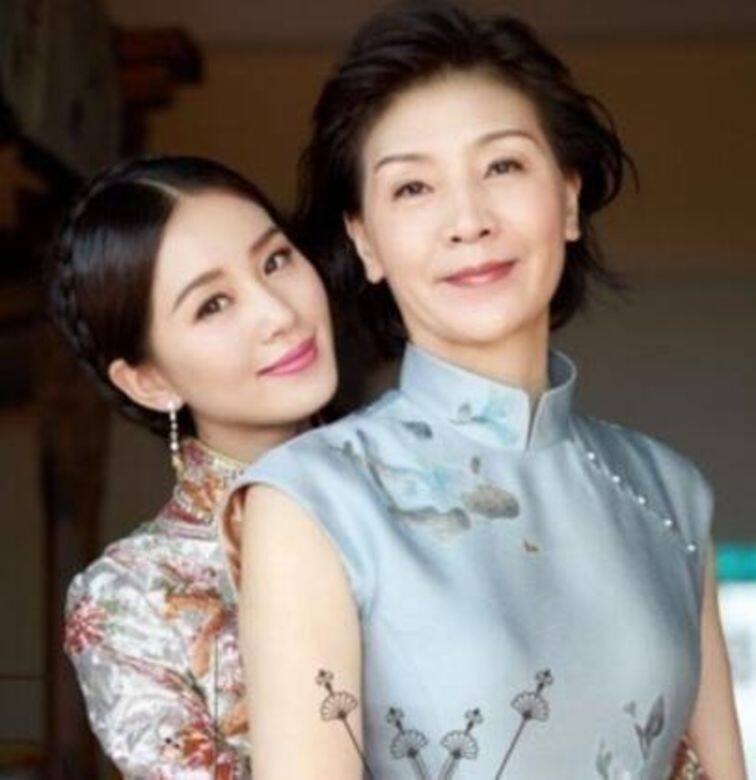 穿上裙褂的女神劉詩詩,結婚當天與媽媽合照。相片一出,網民才驚覺兩人 穿上裙褂的女神劉詩詩,結婚當天與媽媽合照。相片一出,網民才驚覺兩人