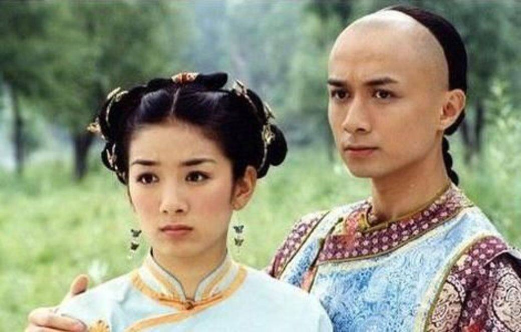到了2003年的第三輯則是大換血:黃奕是新代小燕子、馬伊琍是紫薇、古巨基 到了2003年的第三輯則是大換血:黃奕是新代小燕子、馬伊琍是紫薇、古巨基
