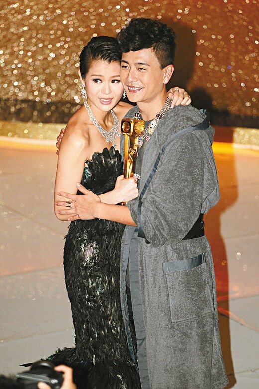 2011年是胡杏兒事業愛情最得意的一年:她勇奪視后,在頒獎台上她向黃宗 2011年是胡杏兒事業愛情最得意的一年:她勇奪視后,在頒獎台上她向黃宗
