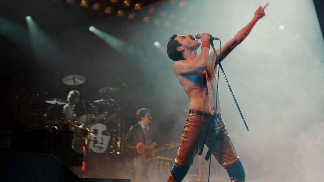 Rami Malek今年37歲,生於洛杉磯,擁有埃及血統,所以扮演有帕斯人的Freddie Murcery份外 Rami Malek今年37歲,生於洛杉磯,擁有埃及血統,所以扮演有帕斯人的Freddie Murcery份外