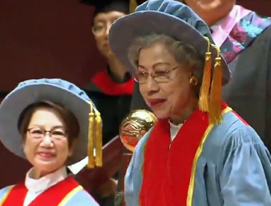 往後羅蘭姐加入TVB拍過不少劇集,包裝《家變》、《神鵰俠侶》、《他來自江湖》等,又在 往後羅蘭姐加入TVB拍過不少劇集,包裝《家變》、《神鵰俠侶》、《他來自江湖》等,又在