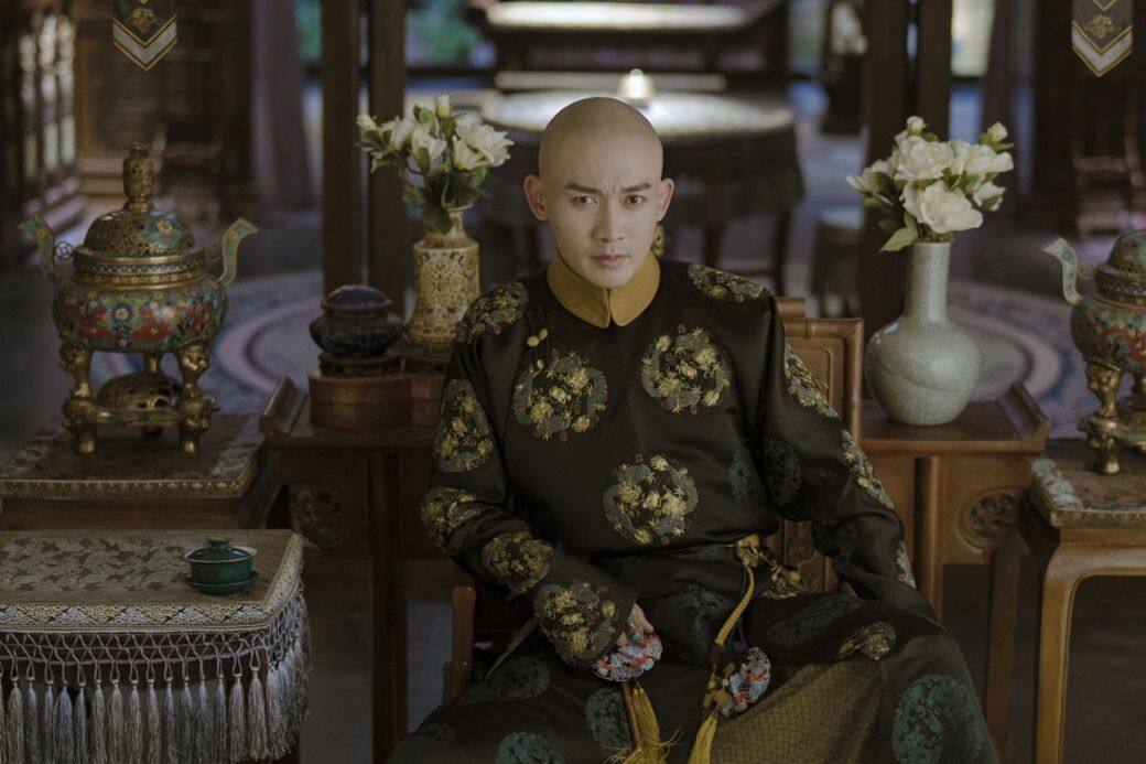 霍建華在《如懿傳》中的乾隆皇帝造型,身穿霸氣金黃龍袍,亮亮的光頭將他 霍建華在《如懿傳》中的乾隆皇帝造型,身穿霸氣金黃龍袍,亮亮的光頭將他