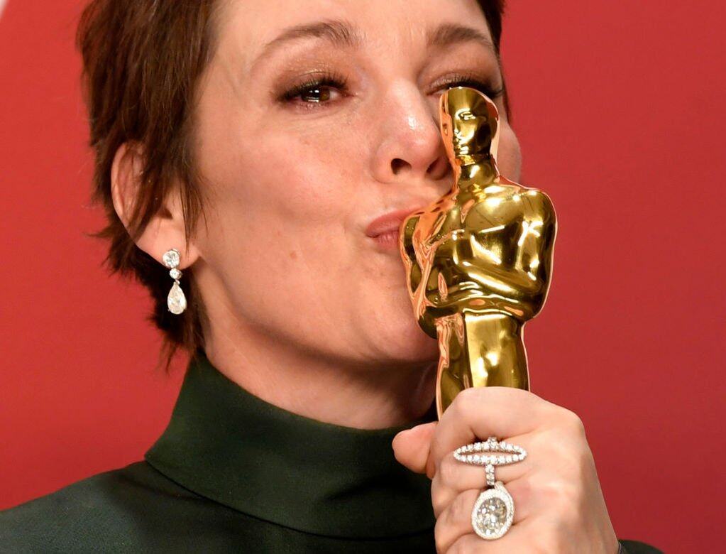 在那個星光爍爍的晚上,Olivia Colman戰戰兢兢地站在頒奬台上,搞笑的動作和表 在那個星光爍爍的晚上,Olivia Colman戰戰兢兢地站在頒奬台上,搞笑的動作和表