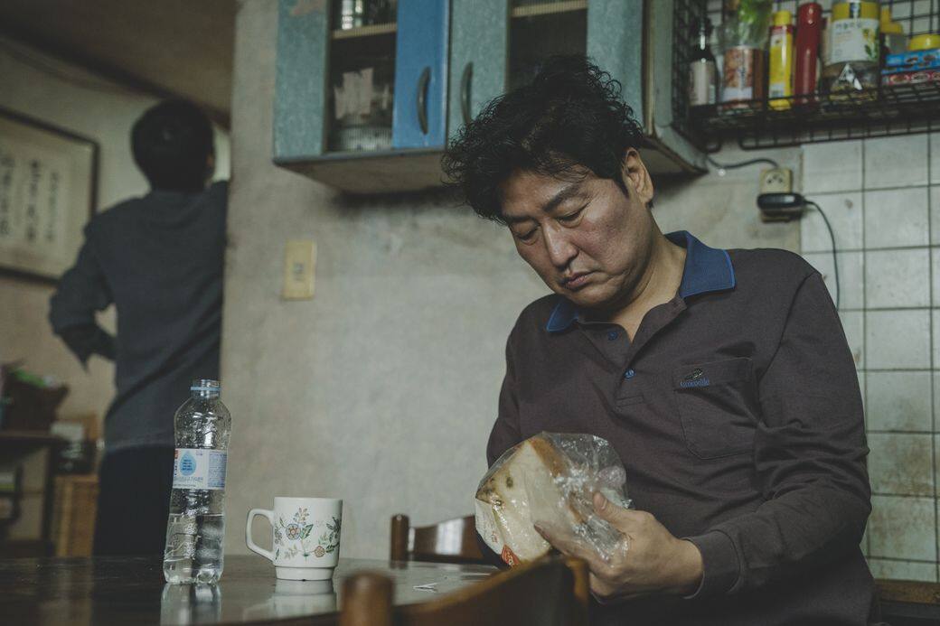 要比較《上流寄生族》及《小偷家族》,前者一家有能力卻無機會,難得有機會,一 要比較《上流寄生族》及《小偷家族》,前者一家有能力卻無機會,難得有機會,一