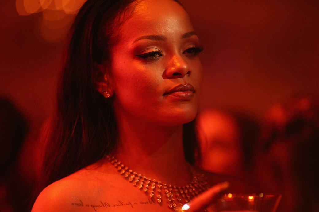Rihanna曾多次勸阻父親別再以她名義呃呃騙騙,又多次向爸爸及其公司發律 Rihanna曾多次勸阻父親別再以她名義呃呃騙騙,又多次向爸爸及其公司發律