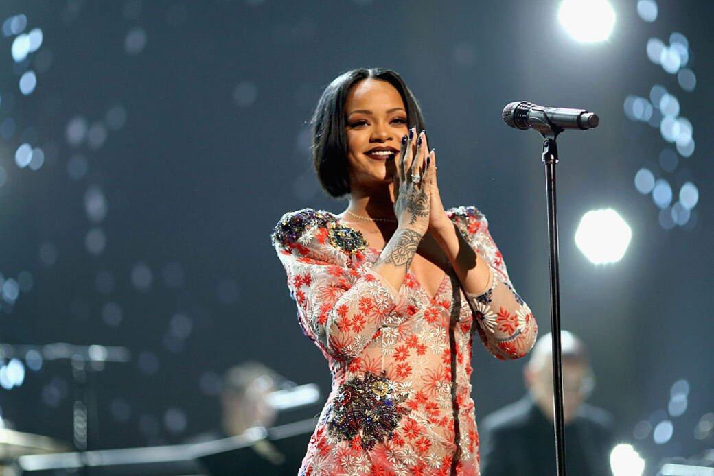 帶有愛爾蘭血統的非裔Ronald Fenty曾經是貨倉主管,亦當過街頭小贩。Rihanna年幼時 帶有愛爾蘭血統的非裔Ronald Fenty曾經是貨倉主管,亦當過街頭小贩。Rihanna年幼時
