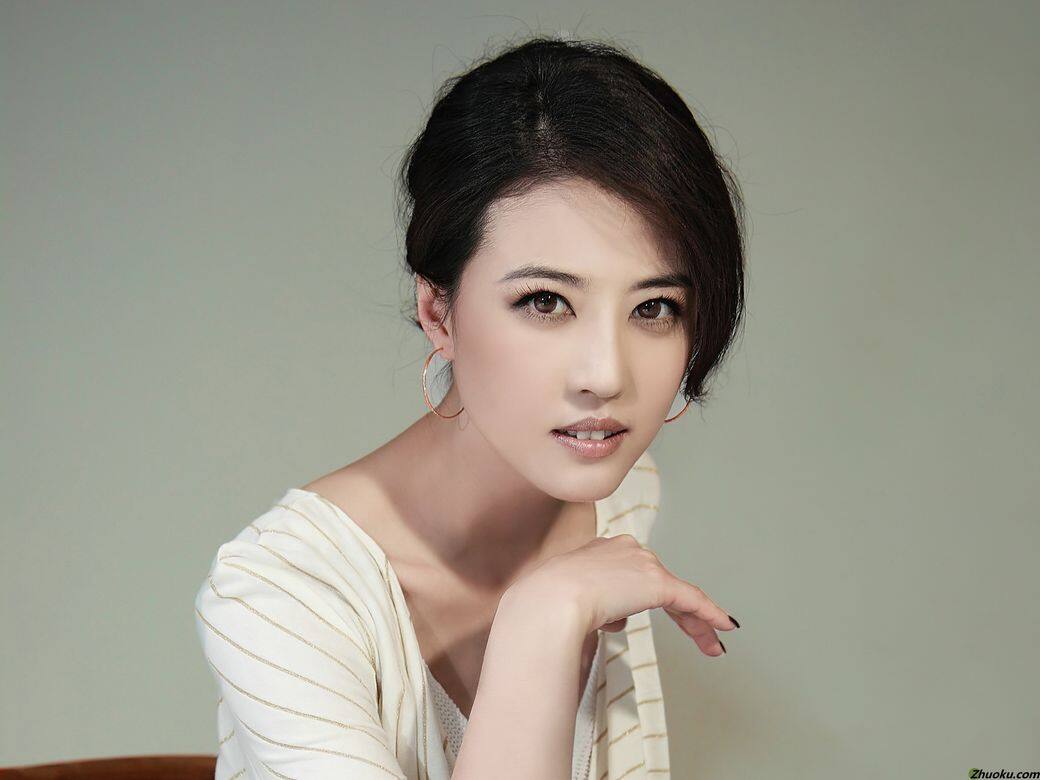 關之琳在80年代,台灣及香港分別有兩位原姓瓜爾佳氏的大美人。關之琳 關之琳在80年代,台灣及香港分別有兩位原姓瓜爾佳氏的大美人。關之琳