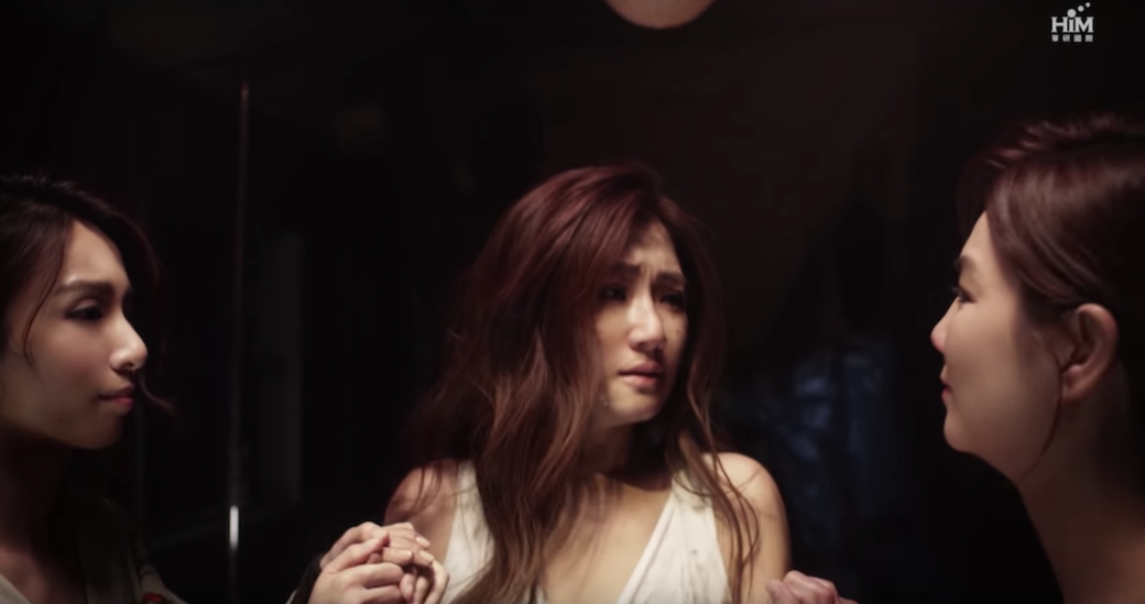 HEBE、ELLA兩人在MV中把流淚的Selina扶起來,姐妹情深的扶持着Selina,場面感動。 HEBE、ELLA兩人在MV中把流淚的Selina扶起來,姐妹情深的扶持着Selina,場面感動。