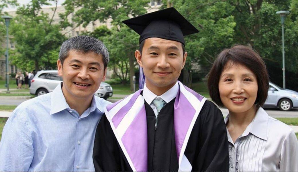5歲那年,父母把Simu帶到加國去。由於父母本身是知識份子,對下一代的教 5歲那年,父母把Simu帶到加國去。由於父母本身是知識份子,對下一代的教