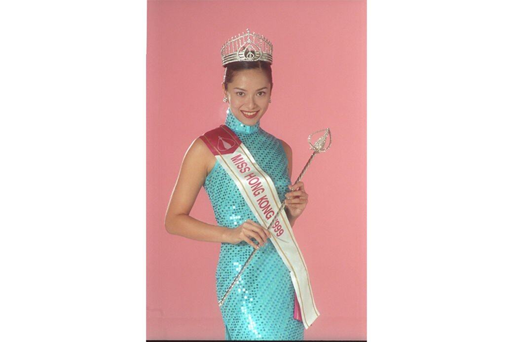 1999年，郭羨妮以大熱門姿態贏得香港小姐冠軍，次年在國際華裔小姐又奪