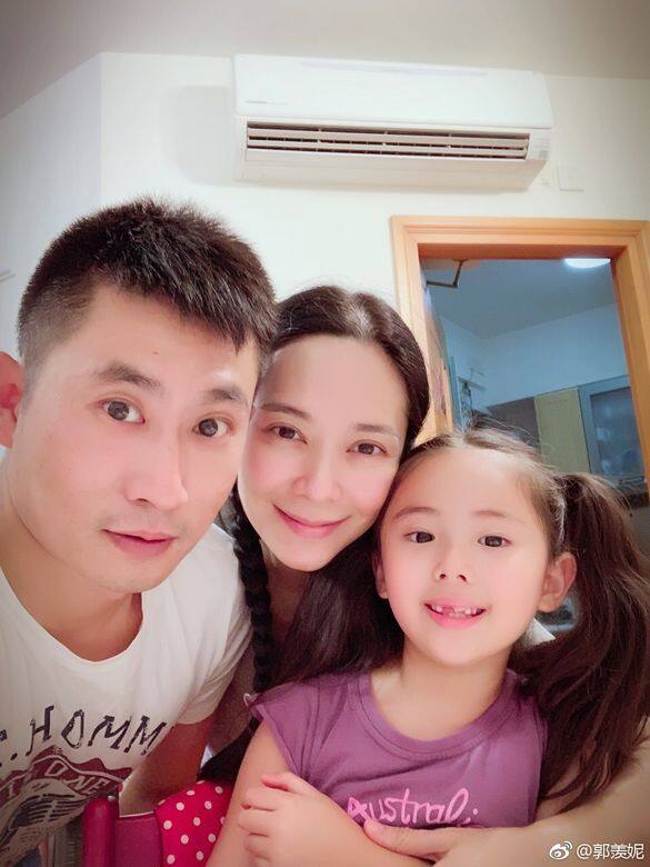 日前郭羨妮於網上貼出一家三口的合照 日前郭羨妮於網上貼出一家三口的合照