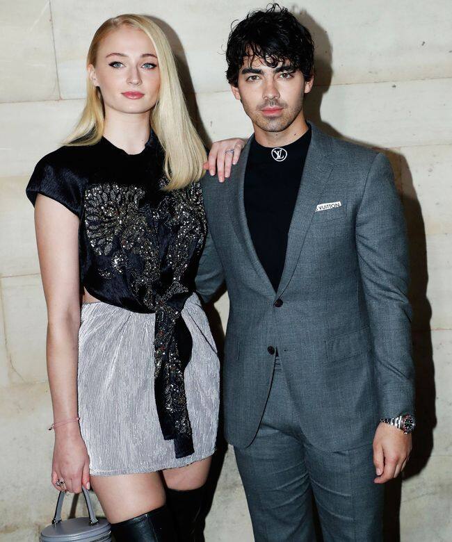 當然,Sophie Turner的矚目,還有她與比她年長7歲的「DNCE」樂隊主音男友Joe Jonas,他們在 當然,Sophie Turner的矚目,還有她與比她年長7歲的「DNCE」樂隊主音男友Joe Jonas,他們在