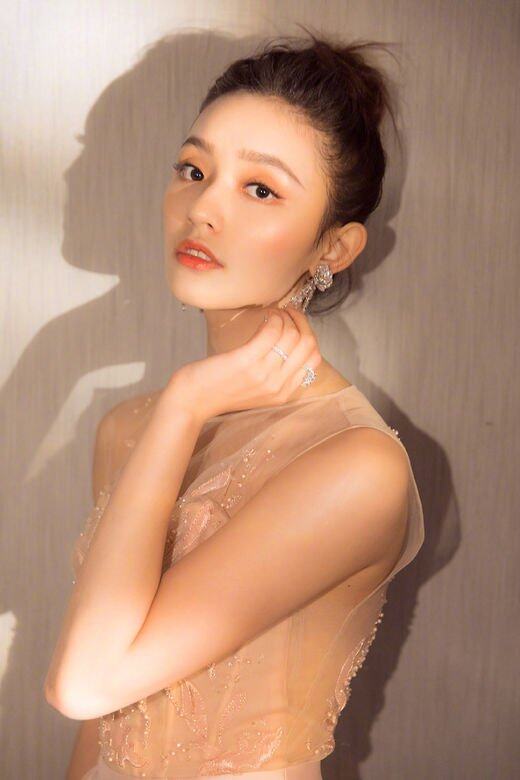 林允2014年林允只有18歲,她贏得演出電影《美人魚》海選,獲得 《美人魚》女一寶 林允2014年林允只有18歲,她贏得演出電影《美人魚》海選,獲得 《美人魚》女一寶