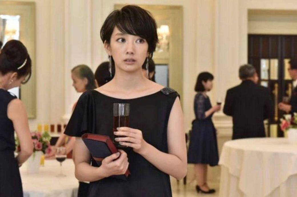 29歲的出版社職員黑木沙也加（波瑠 飾）本來準備結婚後圓滿退出職場，但