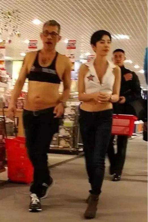 穿露臍裝現身 穿露臍裝現身