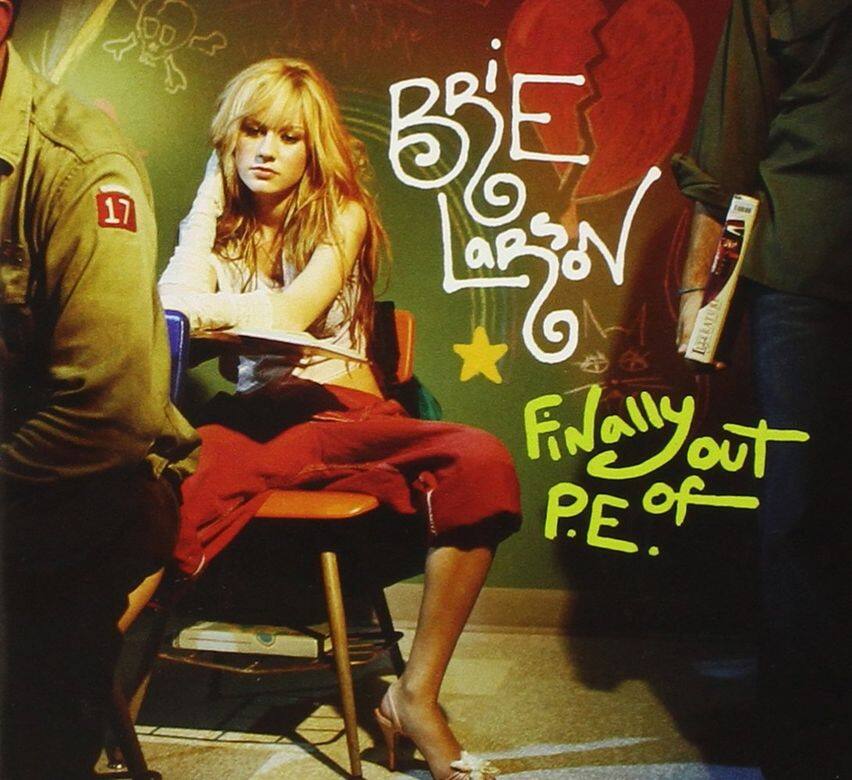 Brie Larson當年終於迎來第一張唱片,2005年10月推出專輯《Finally Out Of P.E.》,本來信心 Brie Larson當年終於迎來第一張唱片,2005年10月推出專輯《Finally Out Of P.E.》,本來信心