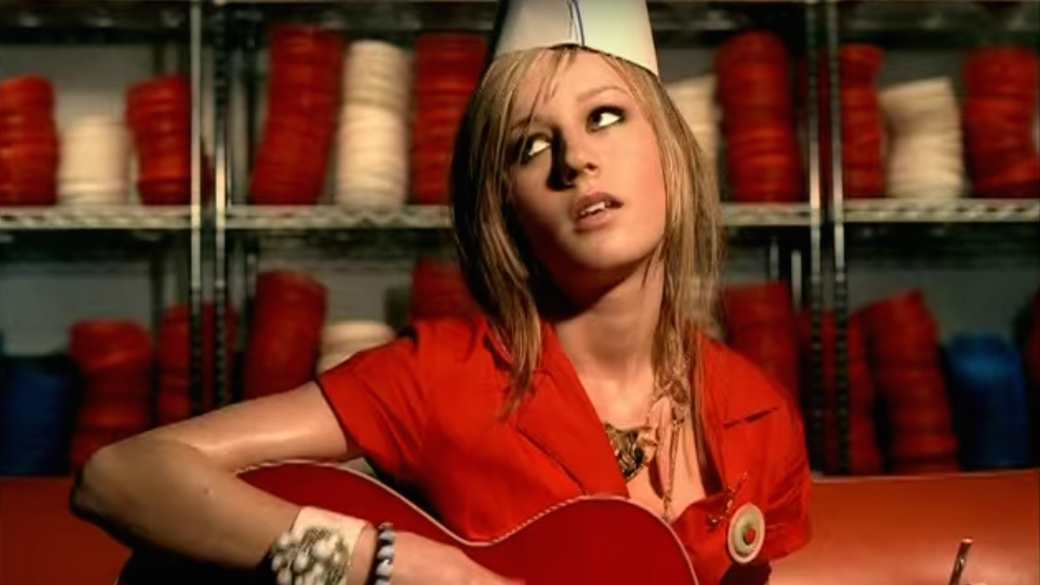 Brie Larson成為一碟歌手，唱片公司當然想翻身，於是不斷要求她穿上高跟鞋，大