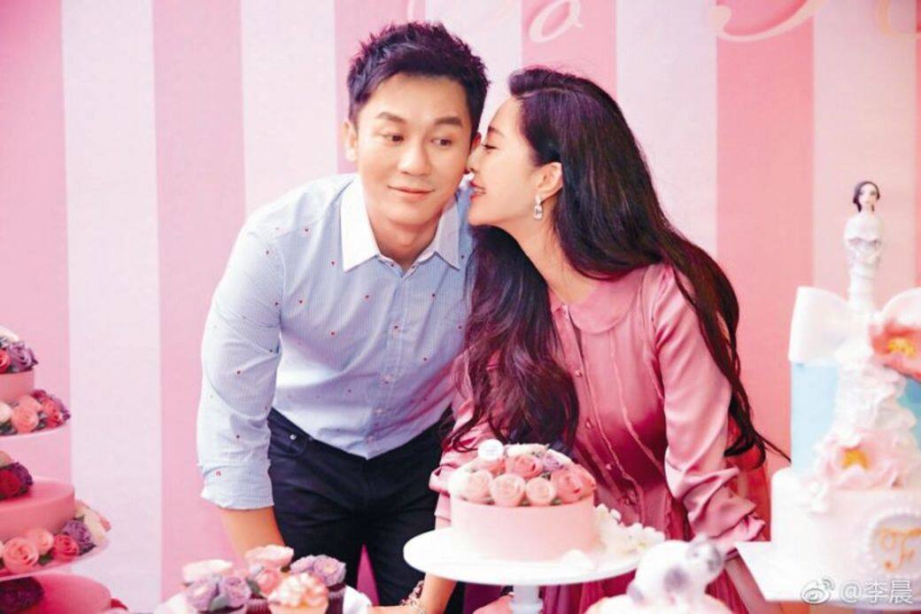 未婚夫三緘其口范冰冰逃稅事件曝光以來的整個夏天,她基本上是在內 未婚夫三緘其口范冰冰逃稅事件曝光以來的整個夏天,她基本上是在內