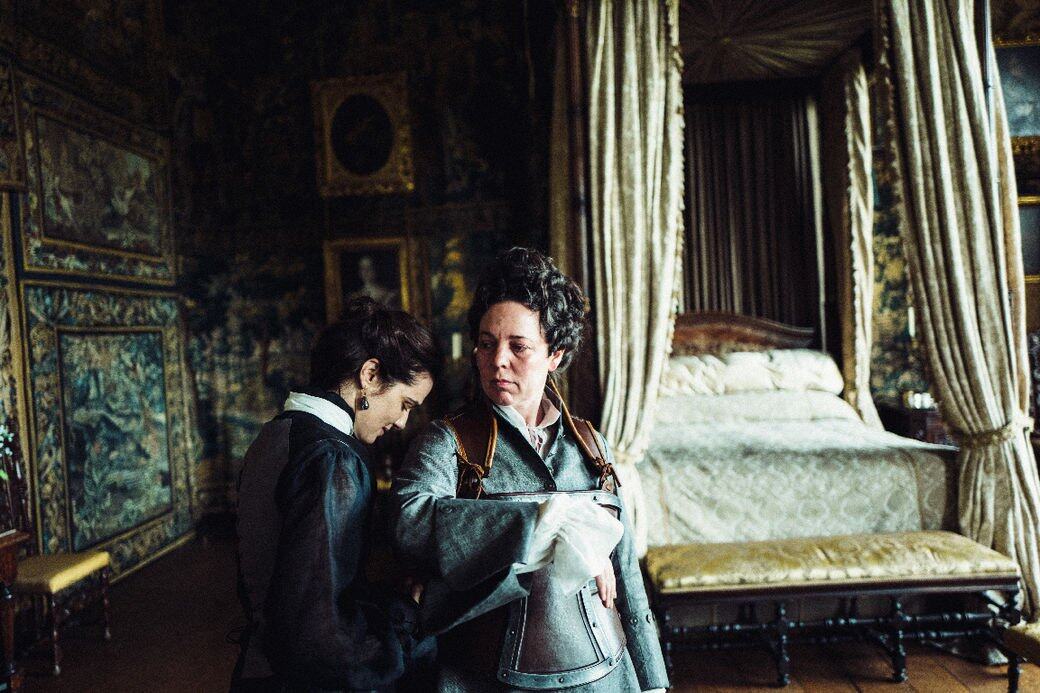 《爭寵》講述18世紀英國的安妮女王(Olivia Colman飾)虛弱無能、乖戾多變 《爭寵》講述18世紀英國的安妮女王(Olivia Colman飾)虛弱無能、乖戾多變