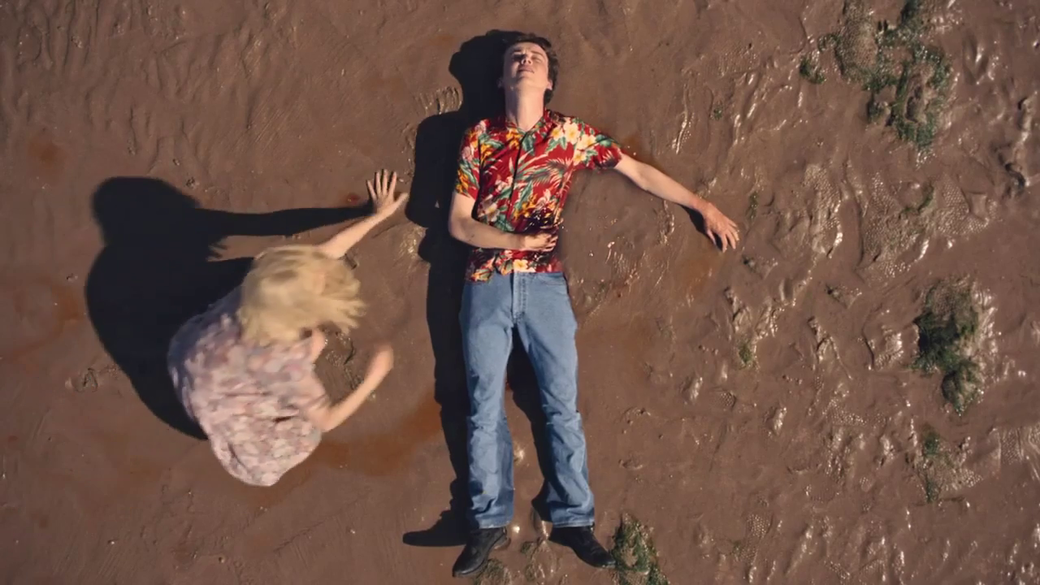 《The End of the F***ing World》第一季,Alyssa與James兩人結伴同行,曾經闖入一間無人大宅,最 《The End of the F***ing World》第一季,Alyssa與James兩人結伴同行,曾經闖入一間無人大宅,最