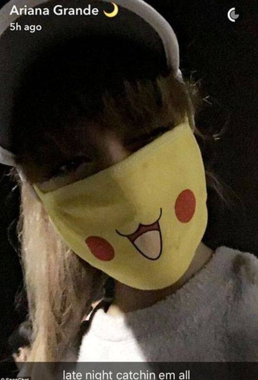 而事實上,Ariana本身都是比卡超的fans!還於snapchat分享自己戴著比卡超口罩去捉 而事實上,Ariana本身都是比卡超的fans!還於snapchat分享自己戴著比卡超口罩去捉