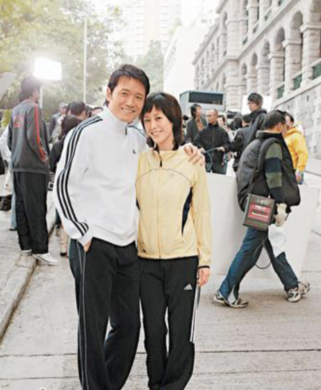 2006年,梁靖琪和苗僑偉合演《歲月風雲》,出外景期間被發現態度親暱手拖手 2006年,梁靖琪和苗僑偉合演《歲月風雲》,出外景期間被發現態度親暱手拖手