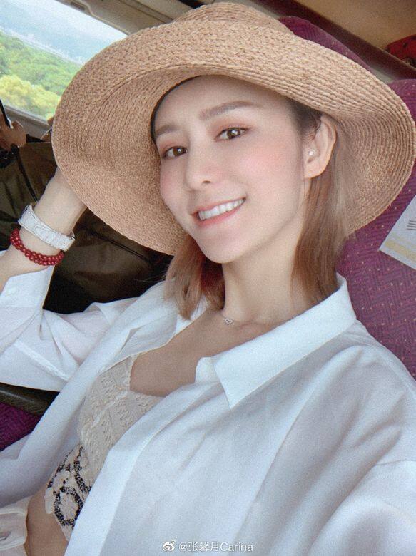 28歲的張馨月因參加「 2010全國時尚內衣模特大賽亞軍」入行,間中做模特兒 28歲的張馨月因參加「 2010全國時尚內衣模特大賽亞軍」入行,間中做模特兒
