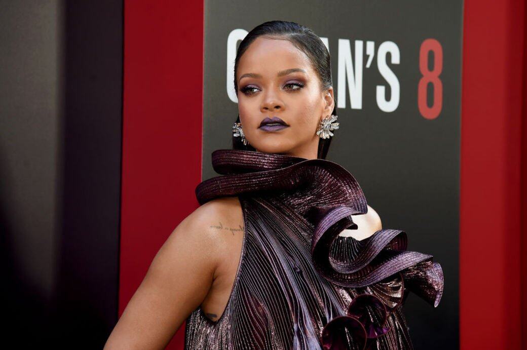 原本Rihanna與Naomi是好姊妹,不過當Naomi知道二人交往後,Naomi認為自己事業及身材 原本Rihanna與Naomi是好姊妹,不過當Naomi知道二人交往後,Naomi認為自己事業及身材