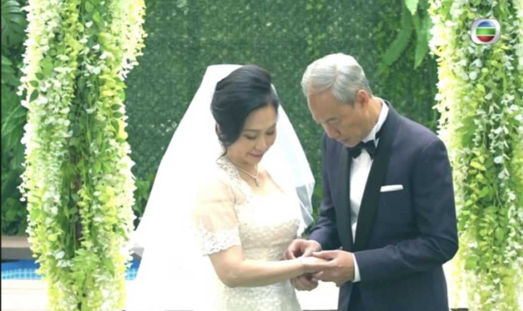 拍拖3年後,2017年尾的大台盆菜宴,峻哥當著2千人面前下跪求嫁 ,二人翌 拍拖3年後,2017年尾的大台盆菜宴,峻哥當著2千人面前下跪求嫁 ,二人翌