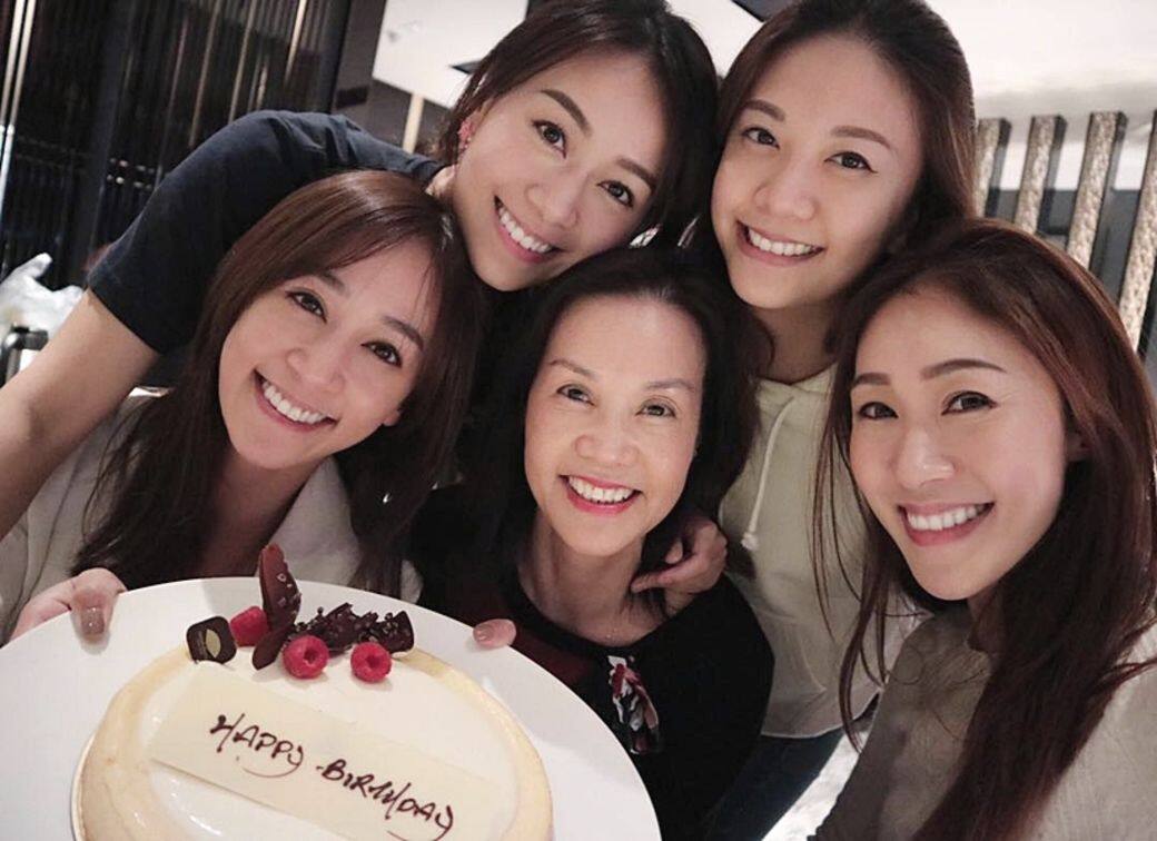 黃心穎四姊妹與媽媽慶祝生日。