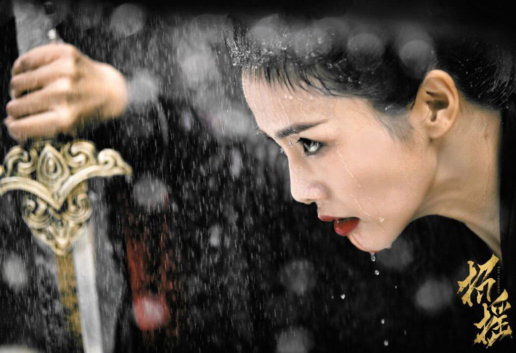 故事的開首一反傳統來個美人救美男,霸道女魔頭路招搖 (白鹿飾) 意外救了墨青 (許凱飾) 故事的開首一反傳統來個美人救美男,霸道女魔頭路招搖 (白鹿飾) 意外救了墨青 (許凱飾)