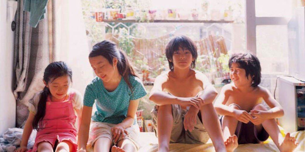 《誰知赤子心》是根據1988年東京兒童被遺棄的事件改編,電影講述四個同母 《誰知赤子心》是根據1988年東京兒童被遺棄的事件改編,電影講述四個同母