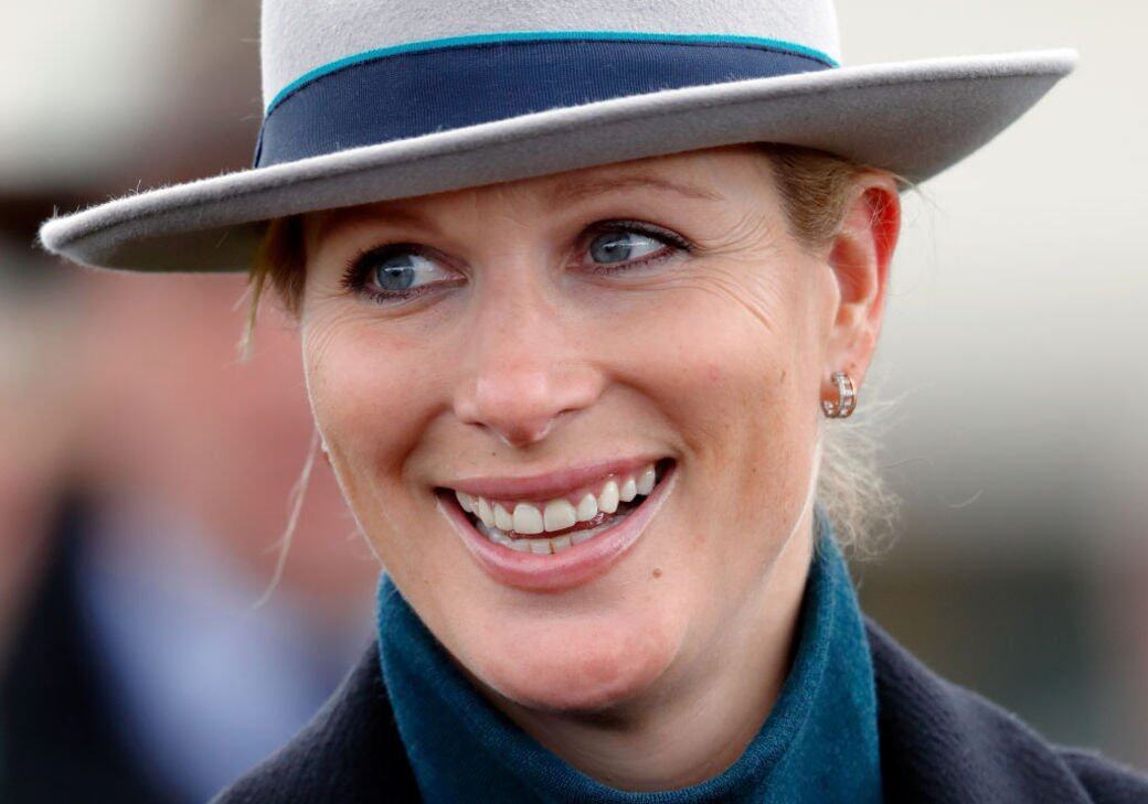 Zara Phillips是她婚前的名字,現時的她已改成Zara Tindall,她的母親是英女王的女兒安 Zara Phillips是她婚前的名字,現時的她已改成Zara Tindall,她的母親是英女王的女兒安