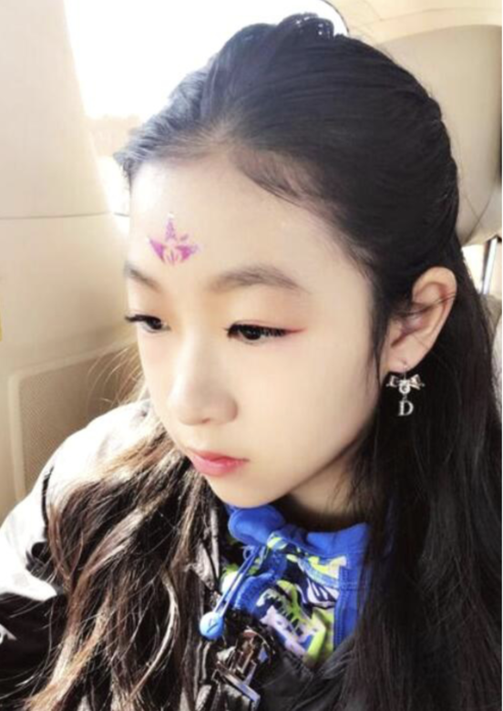 章子男曾經是妹妹的經理人,媽媽更是演員,其實早在月亮3歲時,月亮就 章子男曾經是妹妹的經理人,媽媽更是演員,其實早在月亮3歲時,月亮就