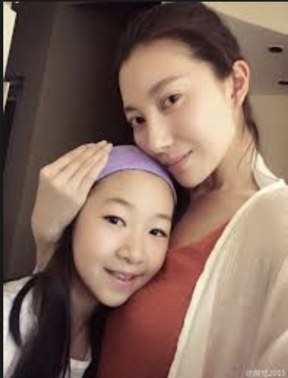 月亮那麼漂亮,是來自媽媽殷旭的遺傳。殷旭畢業於北影,2004年出道,但在兩 月亮那麼漂亮,是來自媽媽殷旭的遺傳。殷旭畢業於北影,2004年出道,但在兩