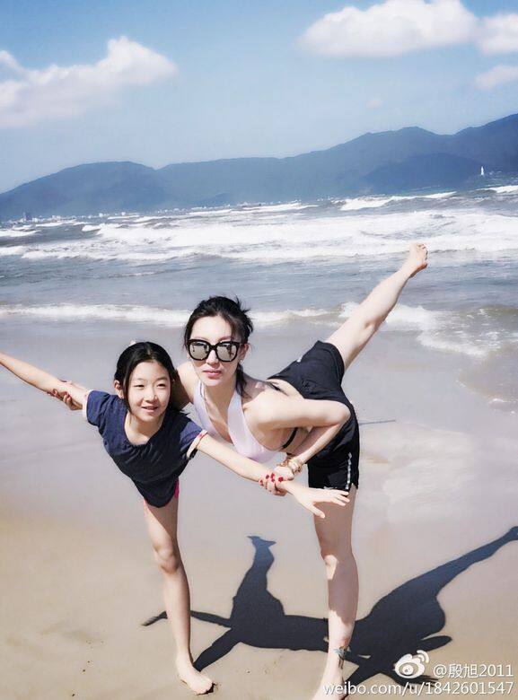 殷旭小時習舞,長大後當演員,原來還有一手好廚藝!數年前奶奶66歲 大壽 殷旭小時習舞,長大後當演員,原來還有一手好廚藝!數年前奶奶66歲 大壽